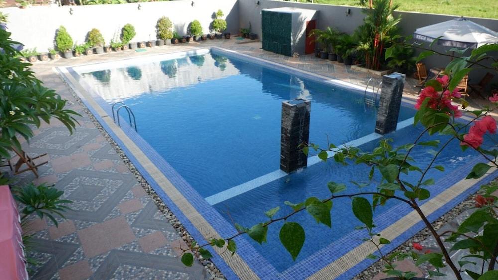 Vega Prime Hotel & Convention Sorong Extérieur photo