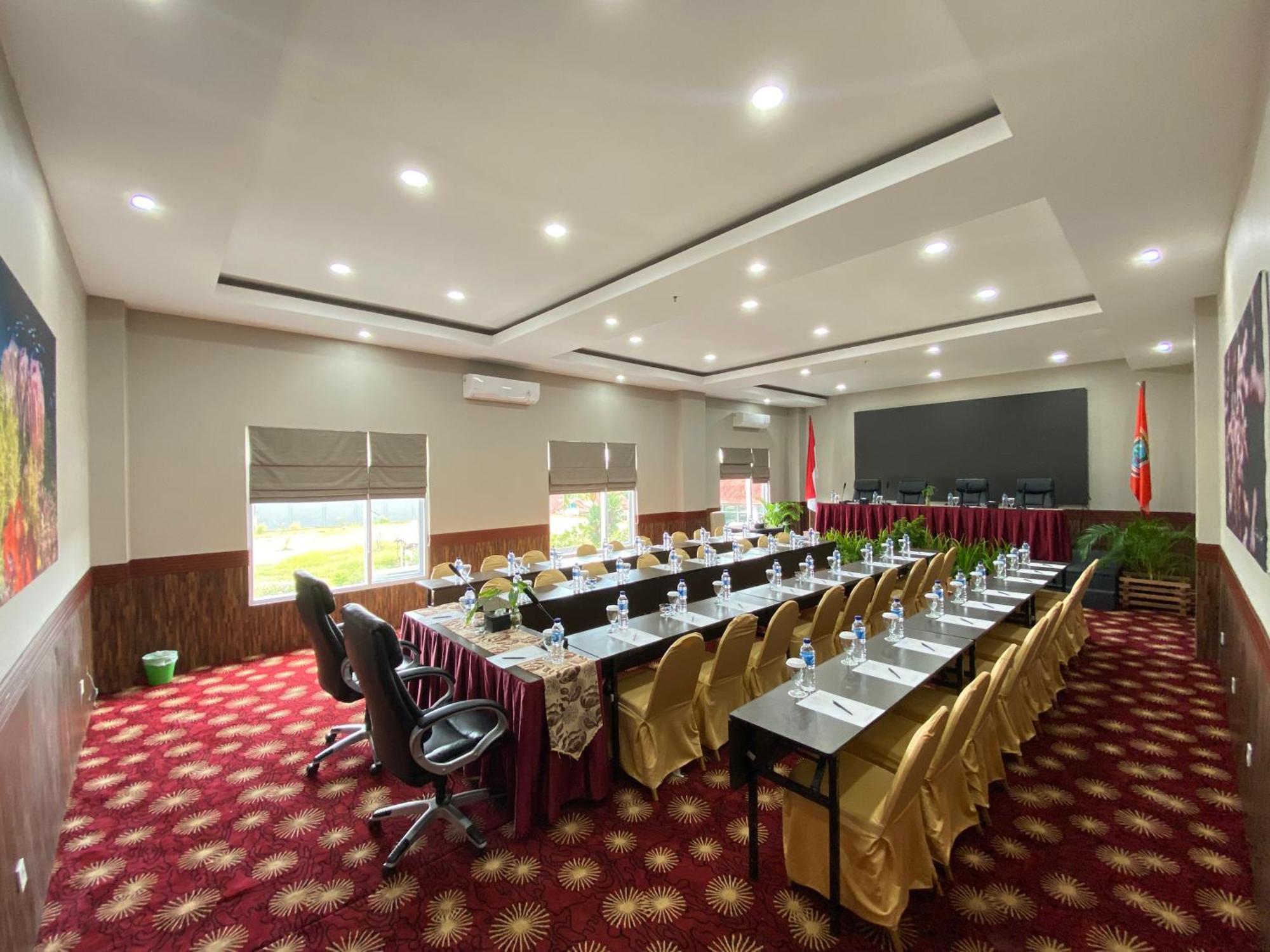 Vega Prime Hotel & Convention Sorong Extérieur photo